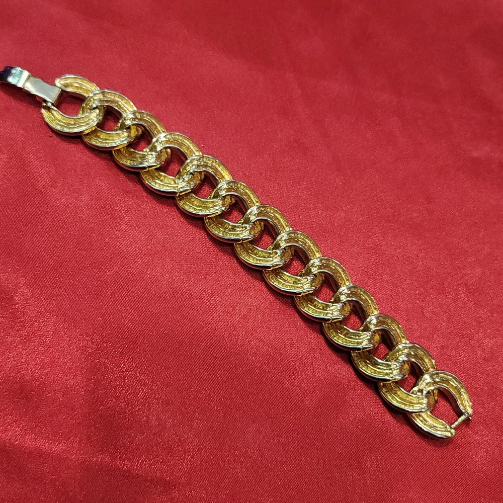 High end unmarked gold chunky chain vintage bracelet